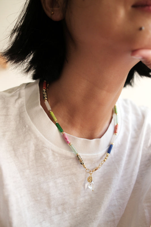 Collier bonbons multicolores tube